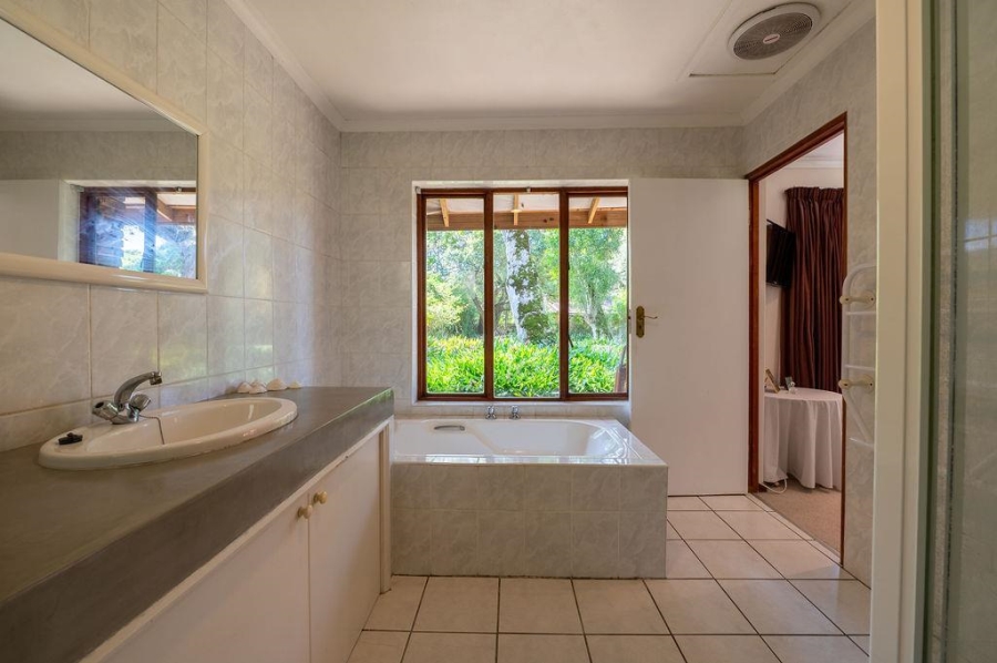 To Let 4 Bedroom Property for Rent in Brenton On Lake Western Cape